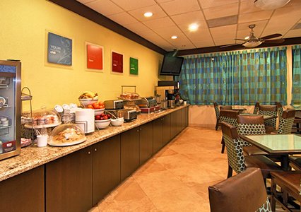 Comfort Suites Airport and Cruise Port extérieur
