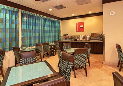 Comfort Suites Airport and Cruise Port extérieur