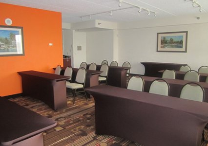 Comfort Suites Airport and Cruise Port extérieur