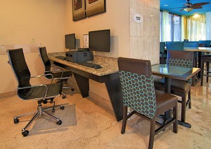 Comfort Suites Airport and Cruise Port extérieur