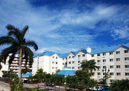 Comfort Suites Cayman Island exterior 2