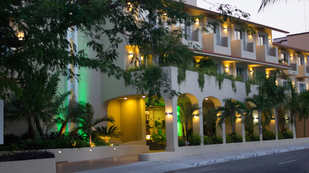 Holiday Inn Huatulco exterior