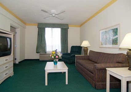 Comfort Suites Maingate East exterior