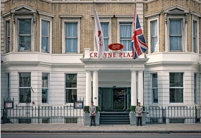 Crowne Plaza Kensington exterior