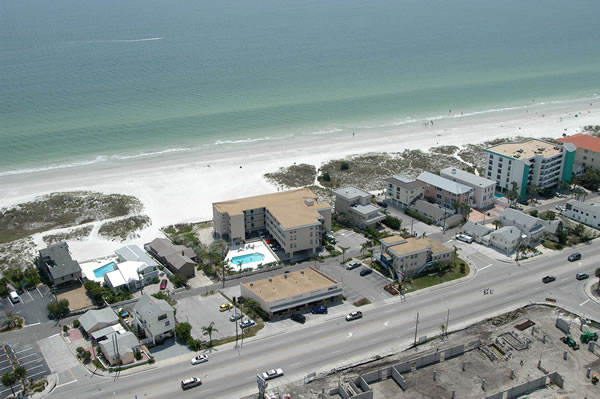 Barefoot Beach Hotel Madeira Beach grounds