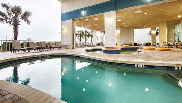 Bw Carolinian Oceanfront Inn and Suites exterior at night