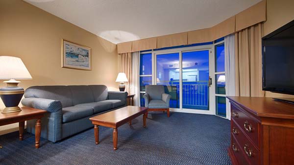 Bw Carolinian Oceanfront Inn and Suites extérieur le soir