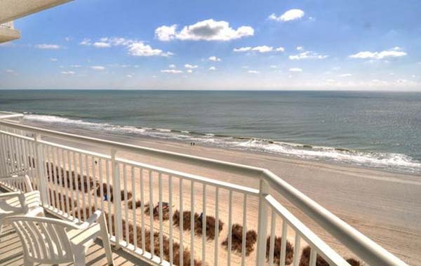 Bw Carolinian Oceanfront Inn and Suites extérieur le soir