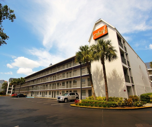 Avanti Orlando Hotel exterior at night