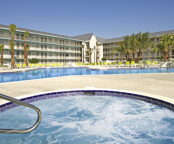 Avanti Orlando Hotel exterior at night