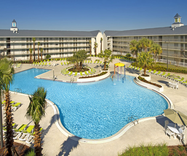 Avanti Orlando Hotel exterior at night