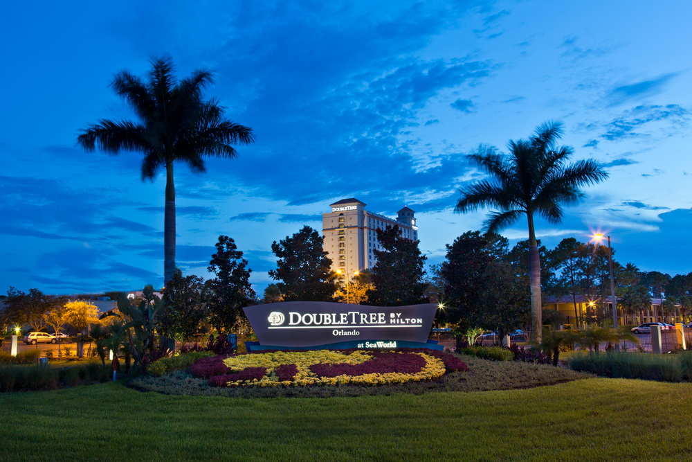 Doubletree By Hilton Orlando At Seaworld exterior