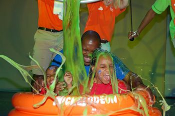 Nickelodeon Suites Resort  extérieur le soir