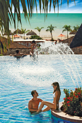 Royal Decameron piscine le soir 