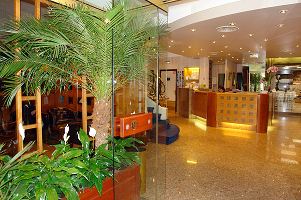 Best Western Victor Hugo entrance 2