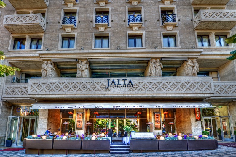 Hotel Jalta extérieur le soir