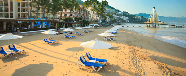 Playa Los Arcos sun beds