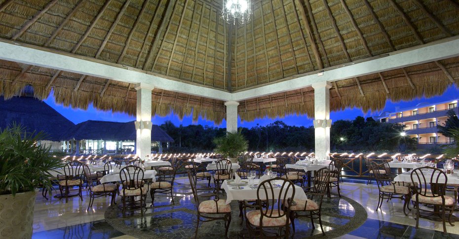 Grand Palladium Colonial exterior aerial