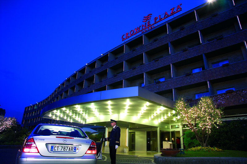 Crowne Plaza St Peter extérieur le soir
