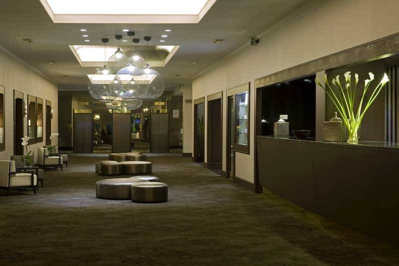 Crowne Plaza St Peter extérieur le soir