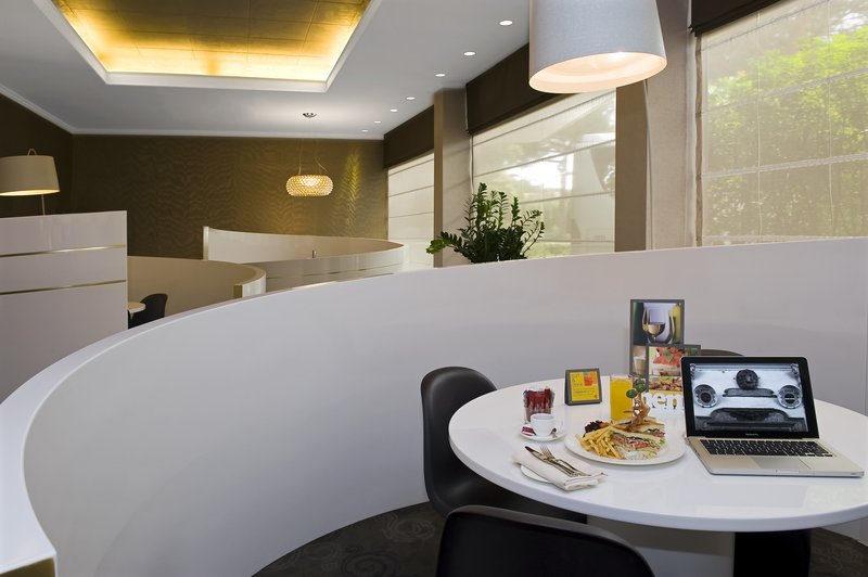 Crowne Plaza St Peter extérieur le soir