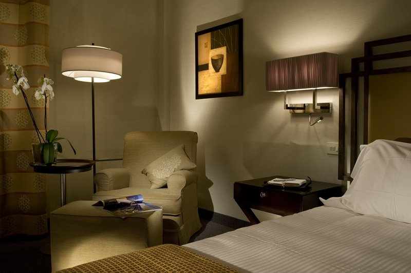 Crowne Plaza St Peter extérieur le soir
