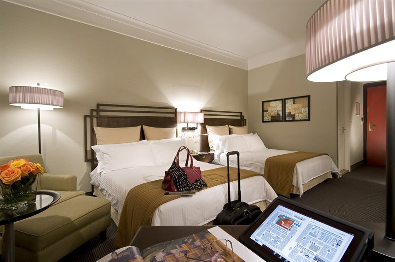 Crowne Plaza St Peter extérieur le soir
