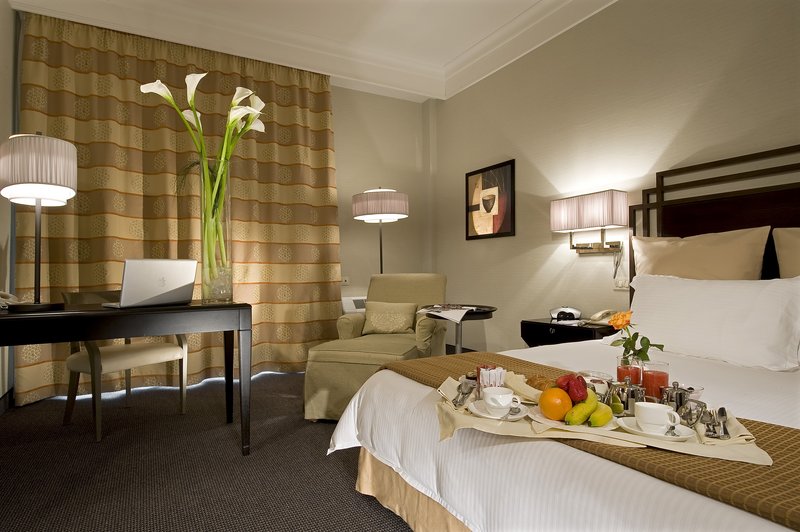 Crowne Plaza St Peter extérieur le soir