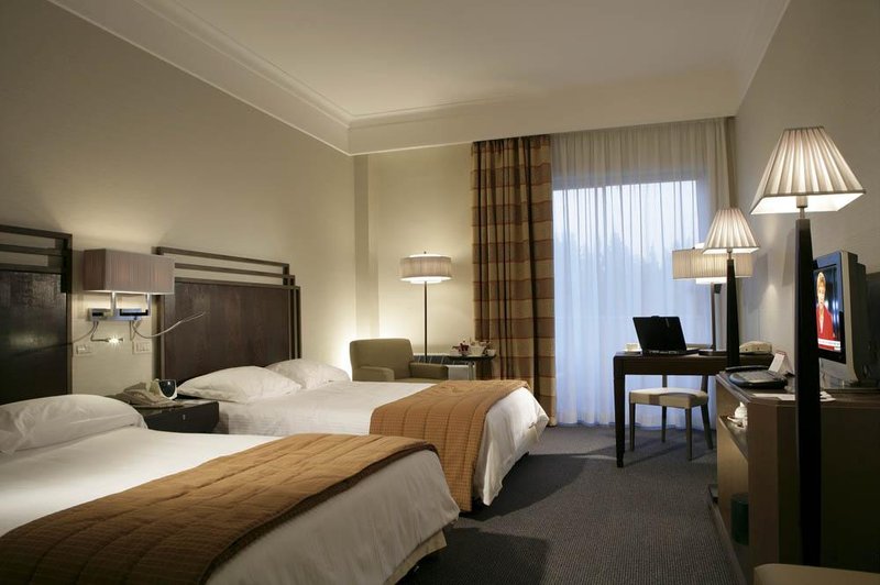 Crowne Plaza St Peter extérieur le soir