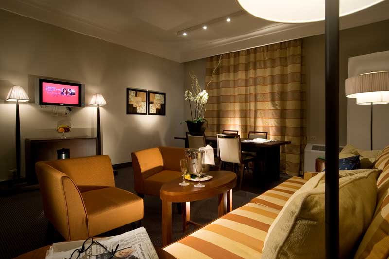 Crowne Plaza St Peter extérieur le soir