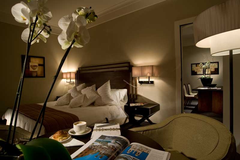Crowne Plaza St Peter extérieur le soir