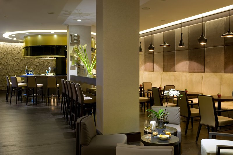 Crowne Plaza St Peter extérieur le soir