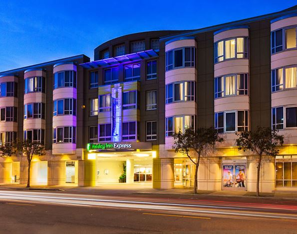 Holiday Inn Express Fishermans Wharf extérieur le soir