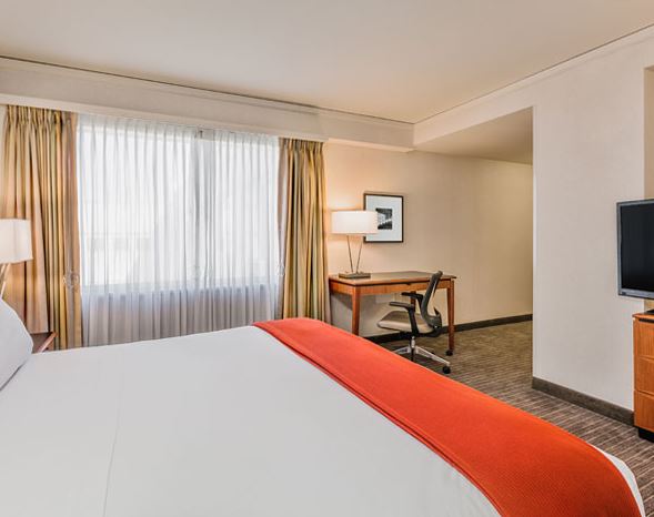 Holiday Inn Express Fishermans Wharf extérieur le soir