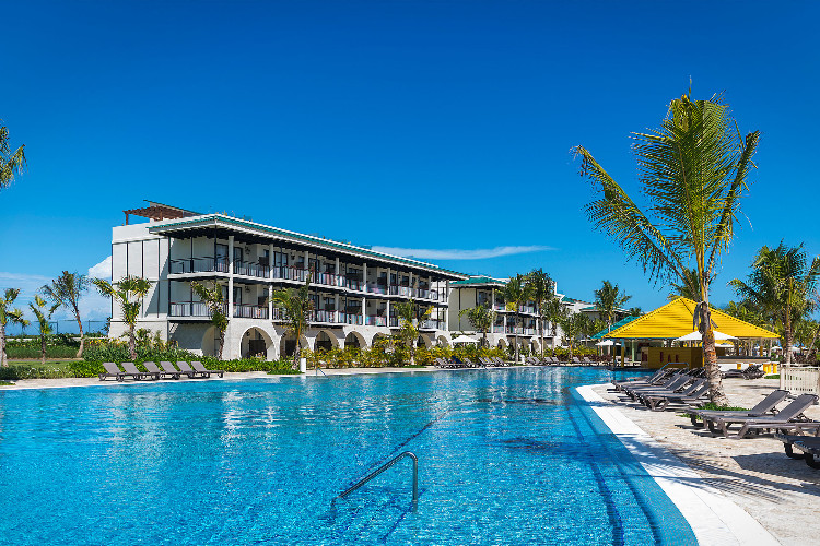 El Beso adults At Ocean El Faro